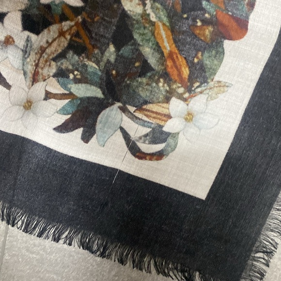 Authentic BNWT Burberry Wool and Silk Nature Scarf - Picture 3 of 5
